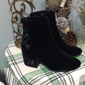 Kenneth Cole velvet embroidered black boots size 8